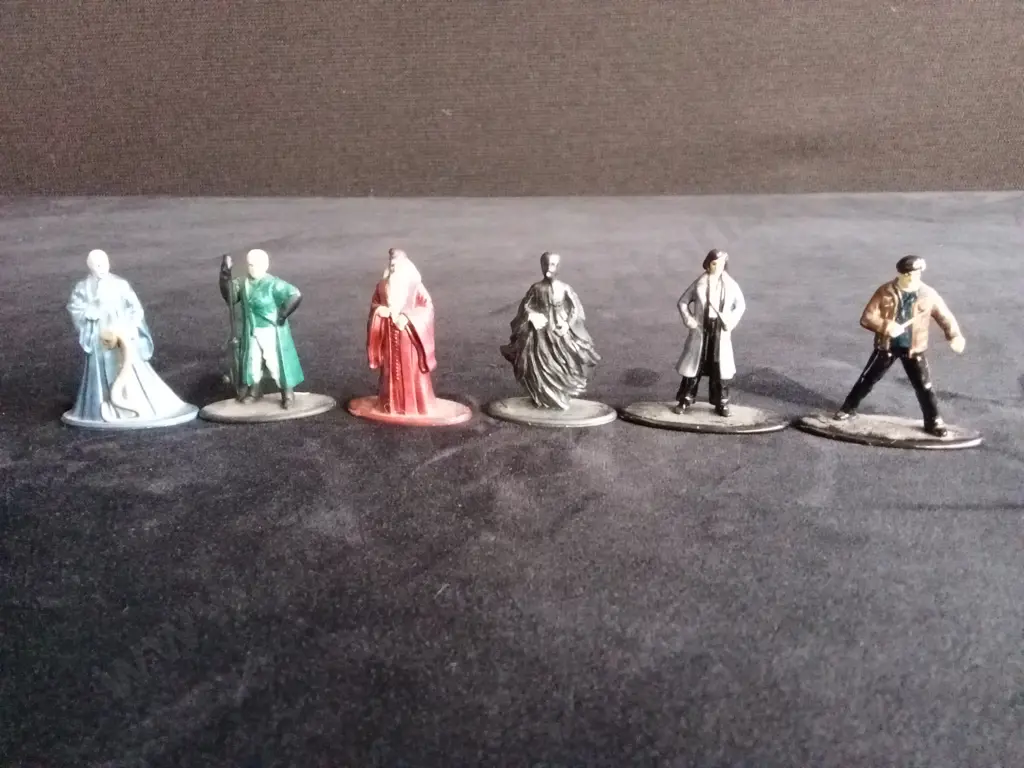 COLLECTION OF 5 SMALL MODELS, WIZARDS ETC Image 1++
