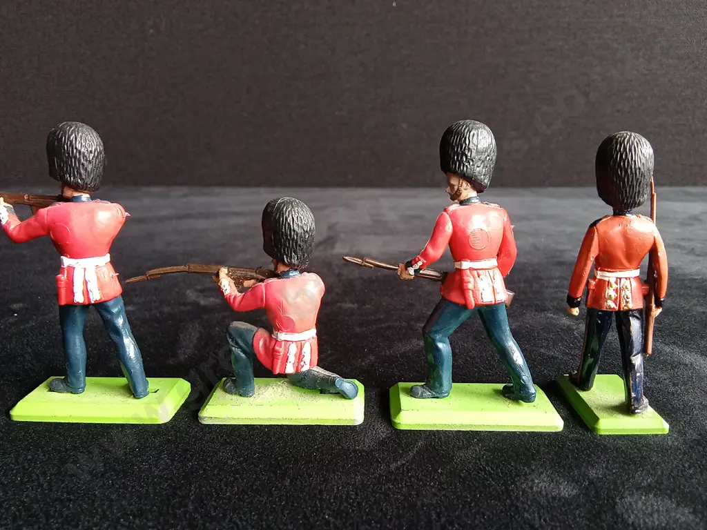 4 VINTAGE BRITISH GUARD MODELS BY BRITAINS LIMITED 1971 Image 1++