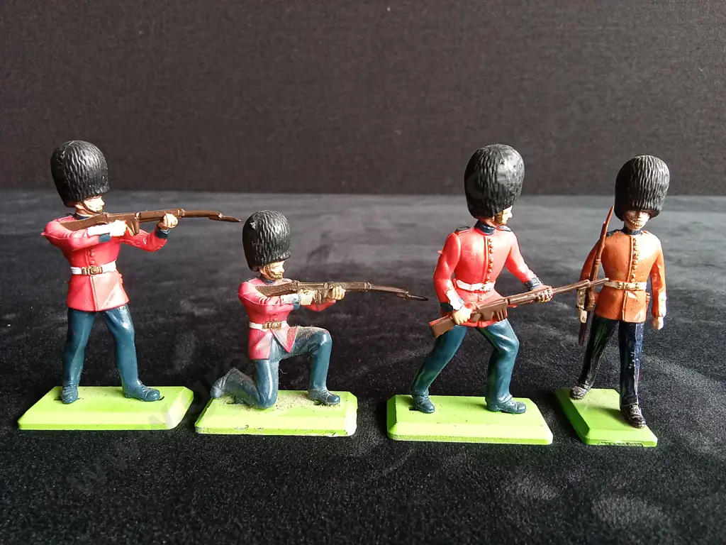 4 VINTAGE BRITISH GUARD MODELS BY BRITAINS LIMITED 1971 Image 1++