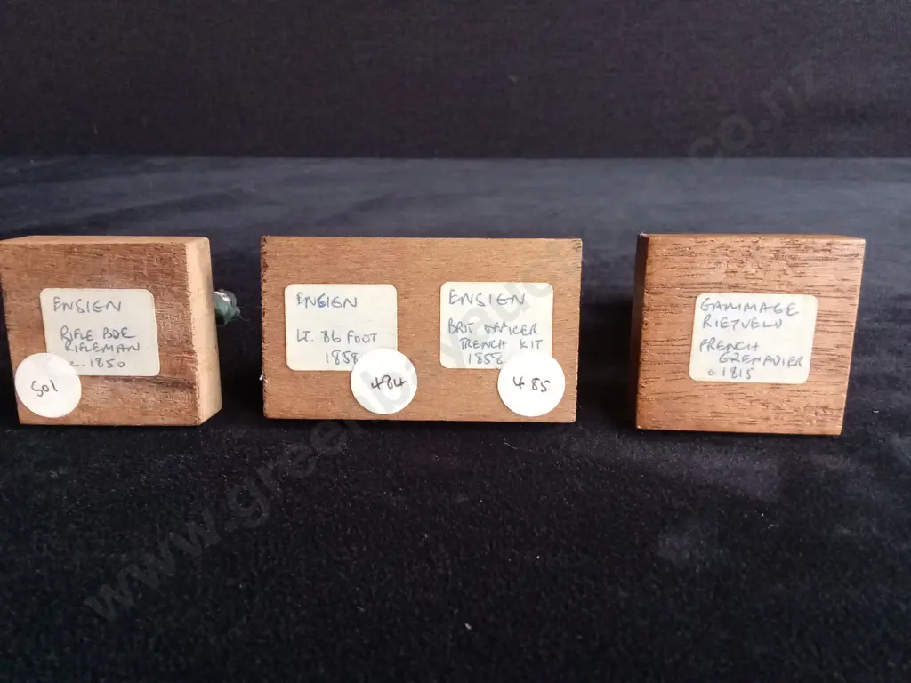 4 CAST SOLDIER MODELS MOUNTED ON 3 WOODEN BLOCKS Image 1++