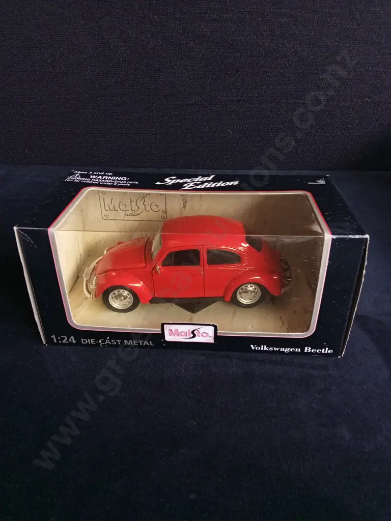 2 1:24 SCALE MODESLS, MAISTO VOLKSWAGEN BEETLE AND BURAGO BUGATTI, BOXED Image 1++