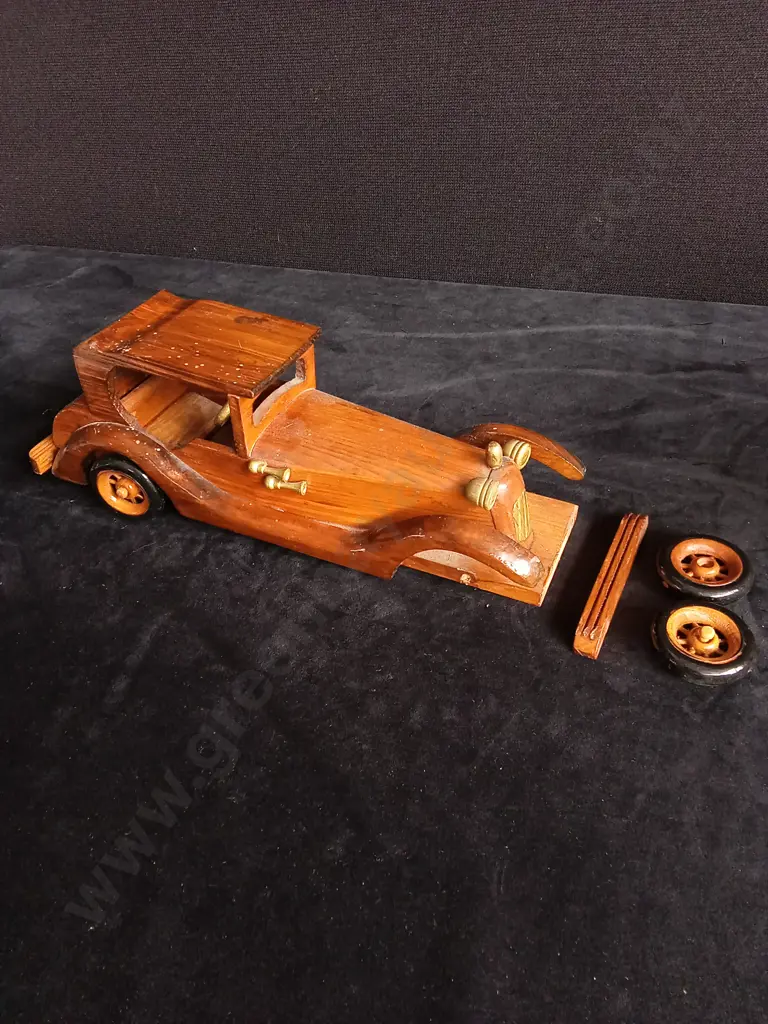 3 WOODEN VINTAGE CAR MODELS Image 1++