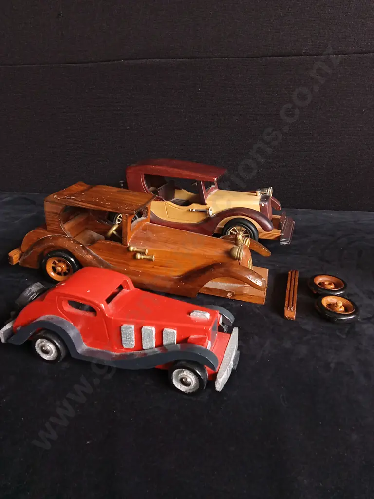 3 WOODEN VINTAGE CAR MODELS Image 1++