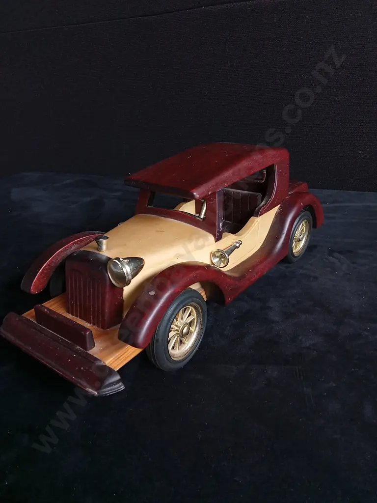 3 WOODEN VINTAGE CAR MODELS Image 1++