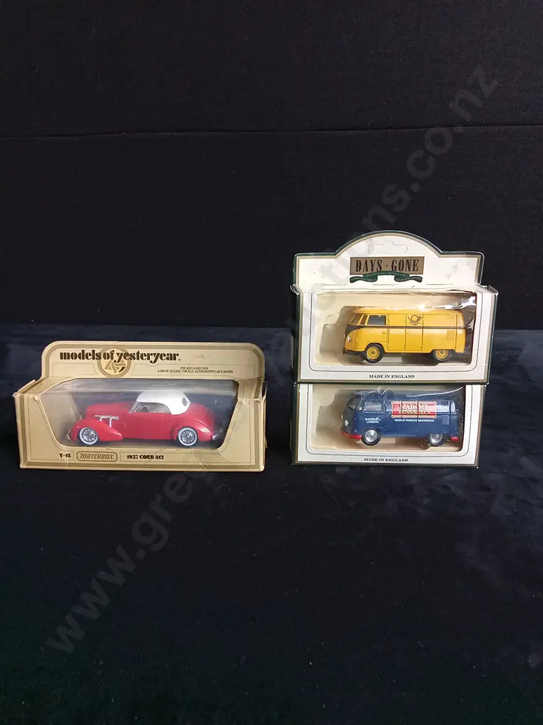 2 1:50 SCALE DAYS GONE VOLKSWAGEN KOMBI VANS AND 1 X 1:43 SCALE MODELS OF YESTERYEAR MATCHBOX Y18 MODEL, BOXED Image 1++