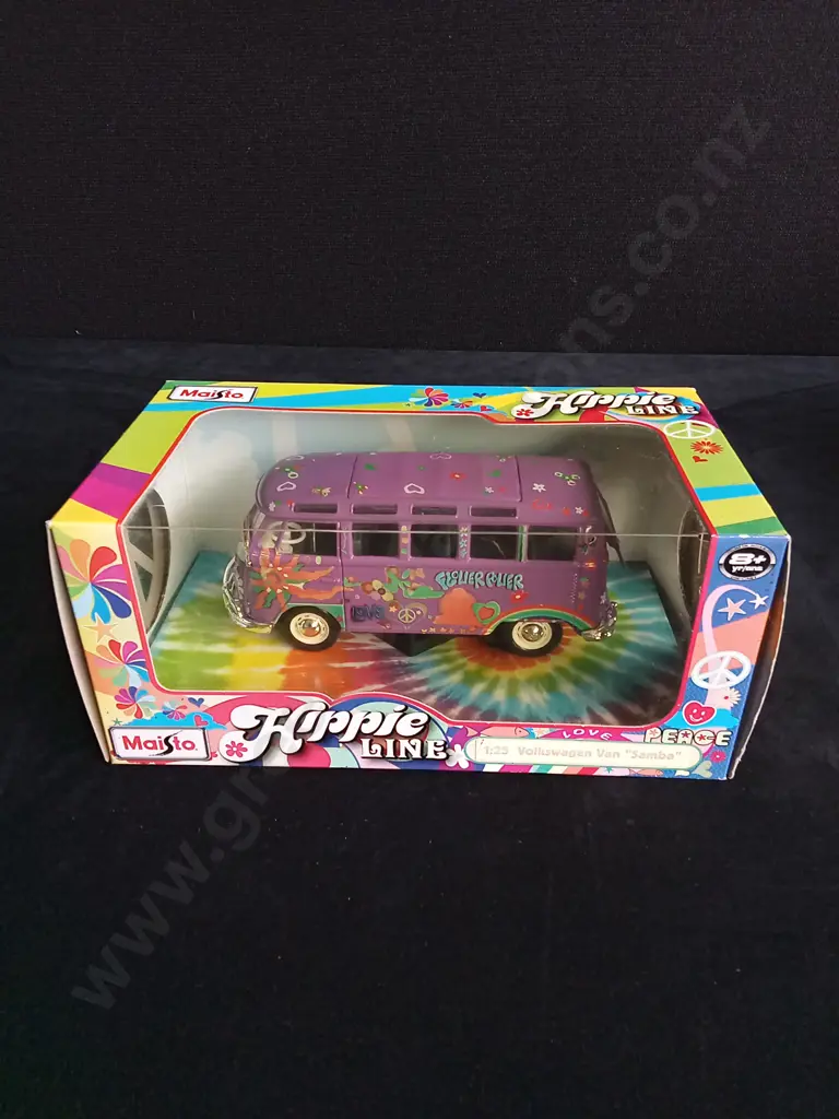 2 1:25 SCALE "HIPPIE LINE" SERIES MAISTO VOLKSWAGEN MODELS + 1 X 1:32 SCALE MODEL BOXED Image 1++