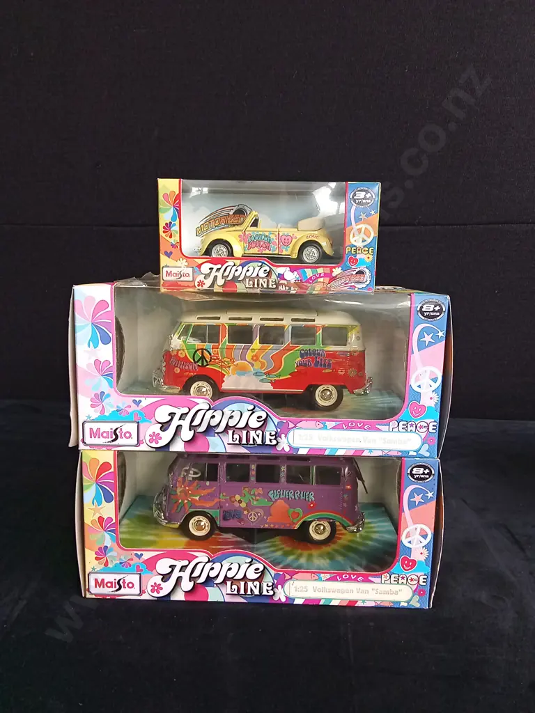 2 1:25 SCALE "HIPPIE LINE" SERIES MAISTO VOLKSWAGEN MODELS + 1 X 1:32 SCALE MODEL BOXED Image 1++