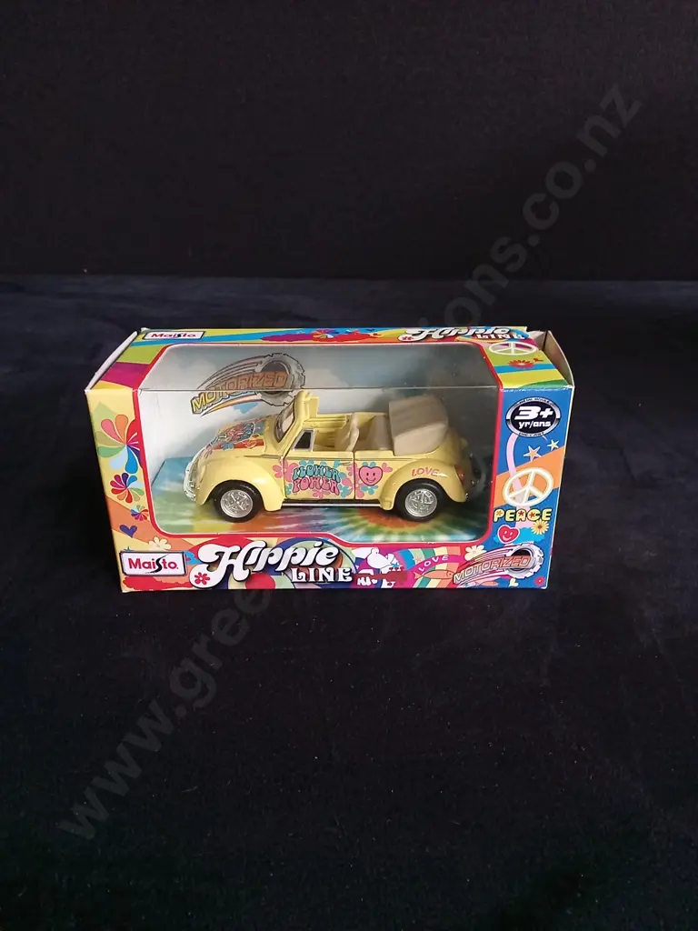 2 1:25 SCALE "HIPPIE LINE" SERIES MAISTO VOLKSWAGEN MODELS + 1 X 1:32 SCALE MODEL BOXED Image 1++