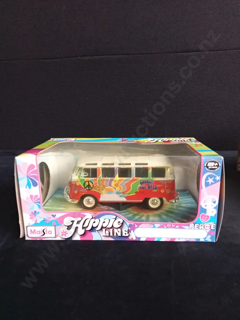 2 1:25 SCALE "HIPPIE LINE" SERIES MAISTO VOLKSWAGEN MODELS + 1 X 1:32 SCALE MODEL BOXED Image 1++