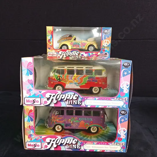 2 1:25 SCALE "HIPPIE LINE" SERIES MAISTO VOLKSWAGEN MODELS + 1 X 1:32 SCALE MODEL BOXED