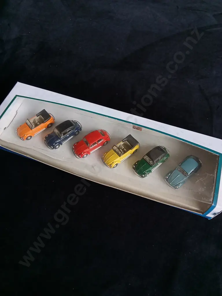 2 1:72 SCALE CARARAMA BOX SETS OF VOLKSWAGEN KOMBI AND BEETLES, BOXED Image 1++