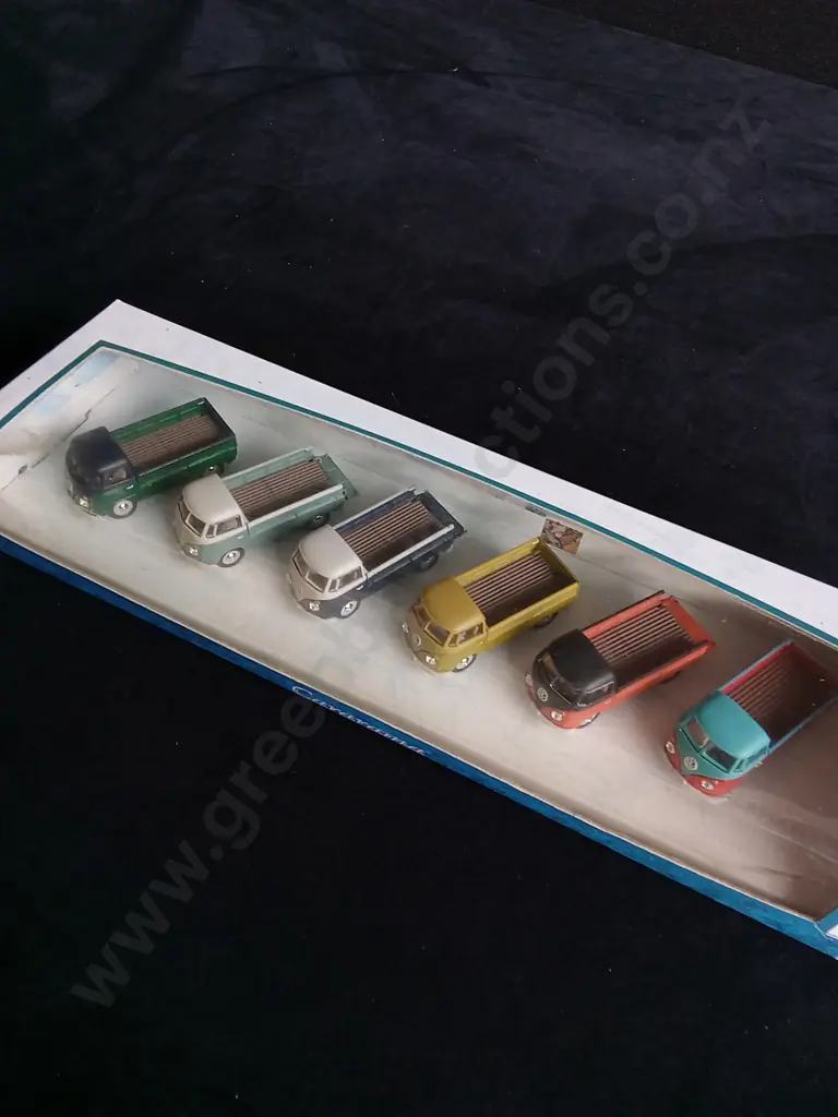 2 1:72 SCALE CARARAMA BOX SETS OF VOLKSWAGEN KOMBI AND BEETLES, BOXED Image 1++