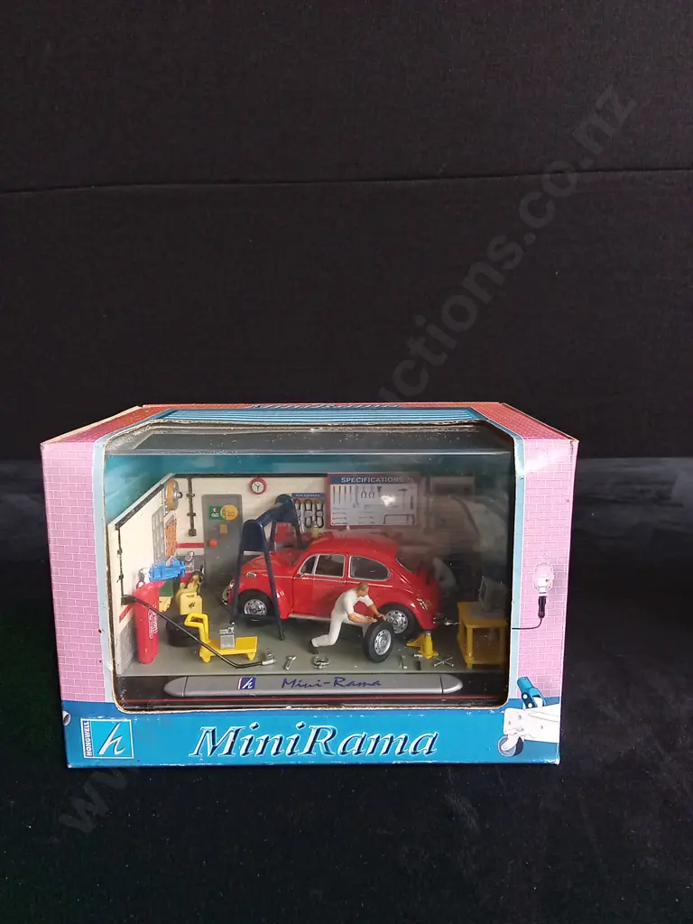 1 1:38 SCALE WELLY CITY TEAM DIE CAST VOLKSWAGEN TOY SET AND 1 1:43 SCALE HONGWELL MINIRAMA GARAGE DIORAMA, BOXED Image 1++