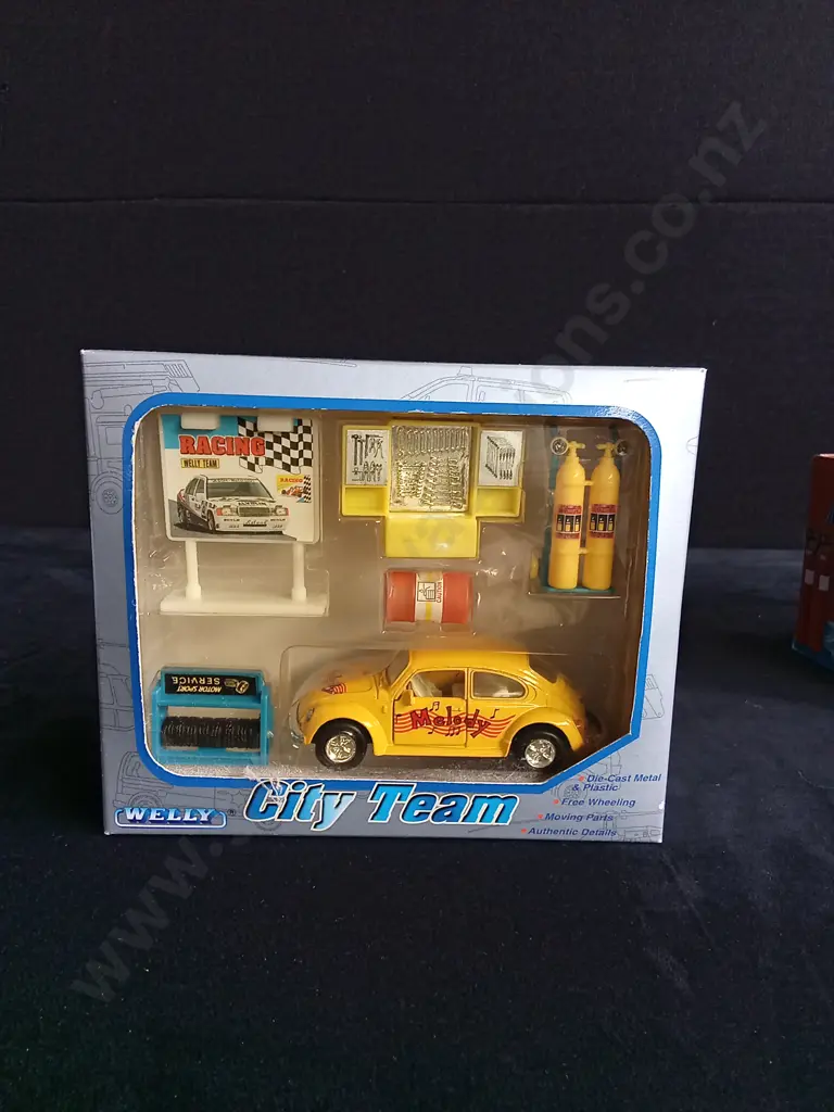 1 1:38 SCALE WELLY CITY TEAM DIE CAST VOLKSWAGEN TOY SET AND 1 1:43 SCALE HONGWELL MINIRAMA GARAGE DIORAMA, BOXED Image 1++