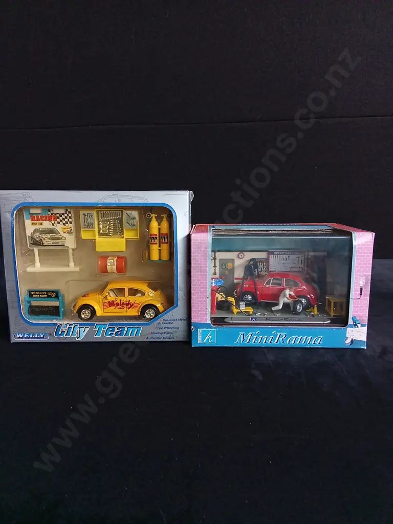 1 1:38 SCALE WELLY CITY TEAM DIE CAST VOLKSWAGEN TOY SET AND 1 1:43 SCALE HONGWELL MINIRAMA GARAGE DIORAMA, BOXED Image 1++