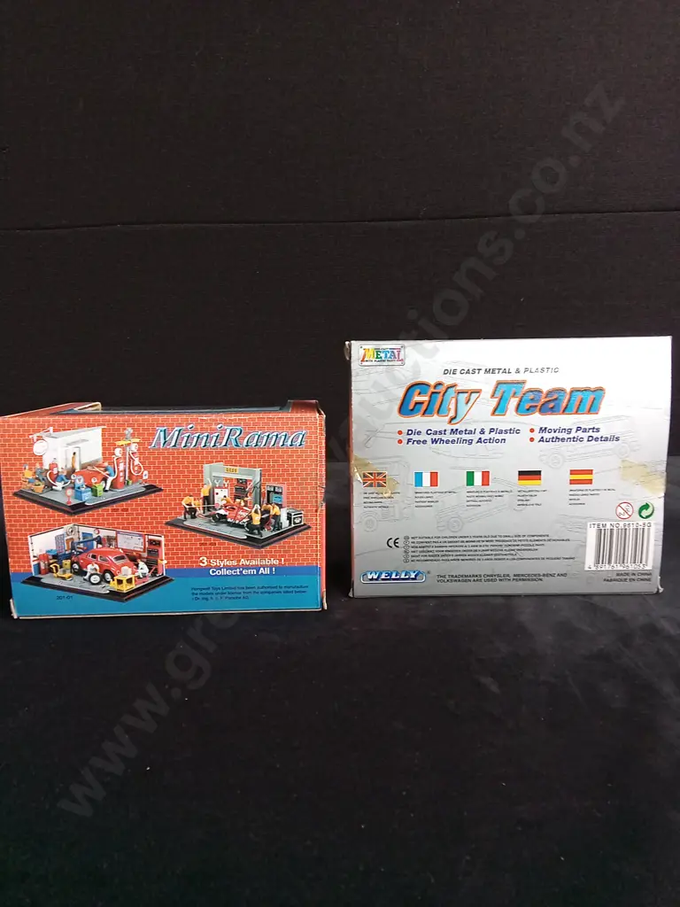 1 1:38 SCALE WELLY CITY TEAM DIE CAST VOLKSWAGEN TOY SET AND 1 1:43 SCALE HONGWELL MINIRAMA GARAGE DIORAMA, BOXED Image 1++
