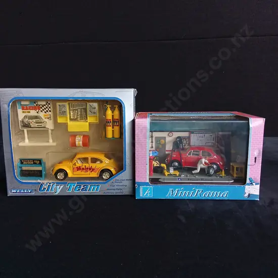 1 1:38 SCALE WELLY CITY TEAM DIE CAST VOLKSWAGEN TOY SET AND 1 1:43 SCALE HONGWELL MINIRAMA GARAGE DIORAMA, BOXED