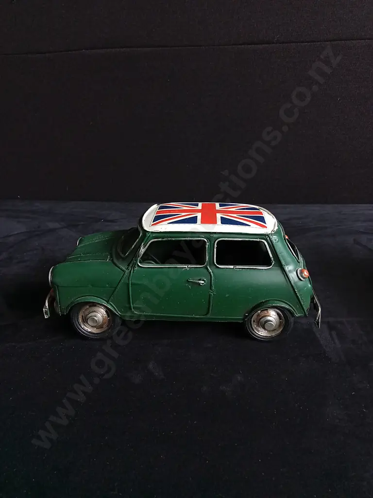 2 VINTAGE METAL CAR MODELS APPROX 1:12 Image 1++