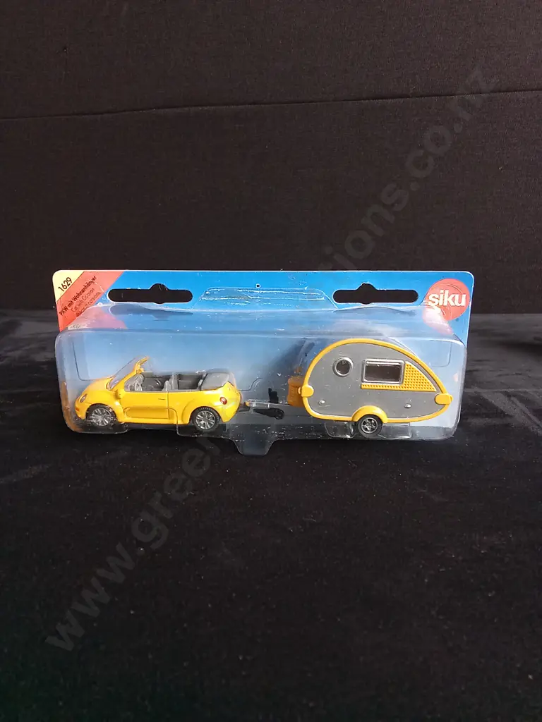 3 1:64 SCALE SIKU VOLKSWAGEN BEETLE AND BEETLE + CARAVAN MODELS, BOXED Image 1++