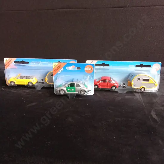 3 1:64 SCALE SIKU VOLKSWAGEN BEETLE AND BEETLE + CARAVAN MODELS, BOXED