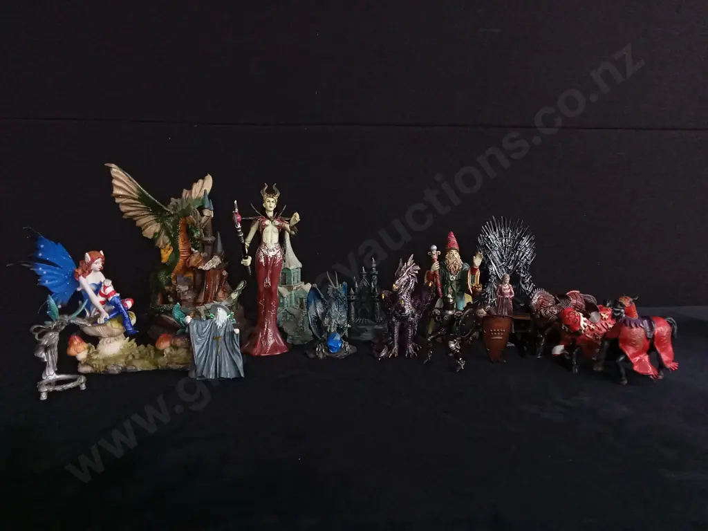 17 MYTHICAL FIGURINES TALLEST 23 CM Image 1++