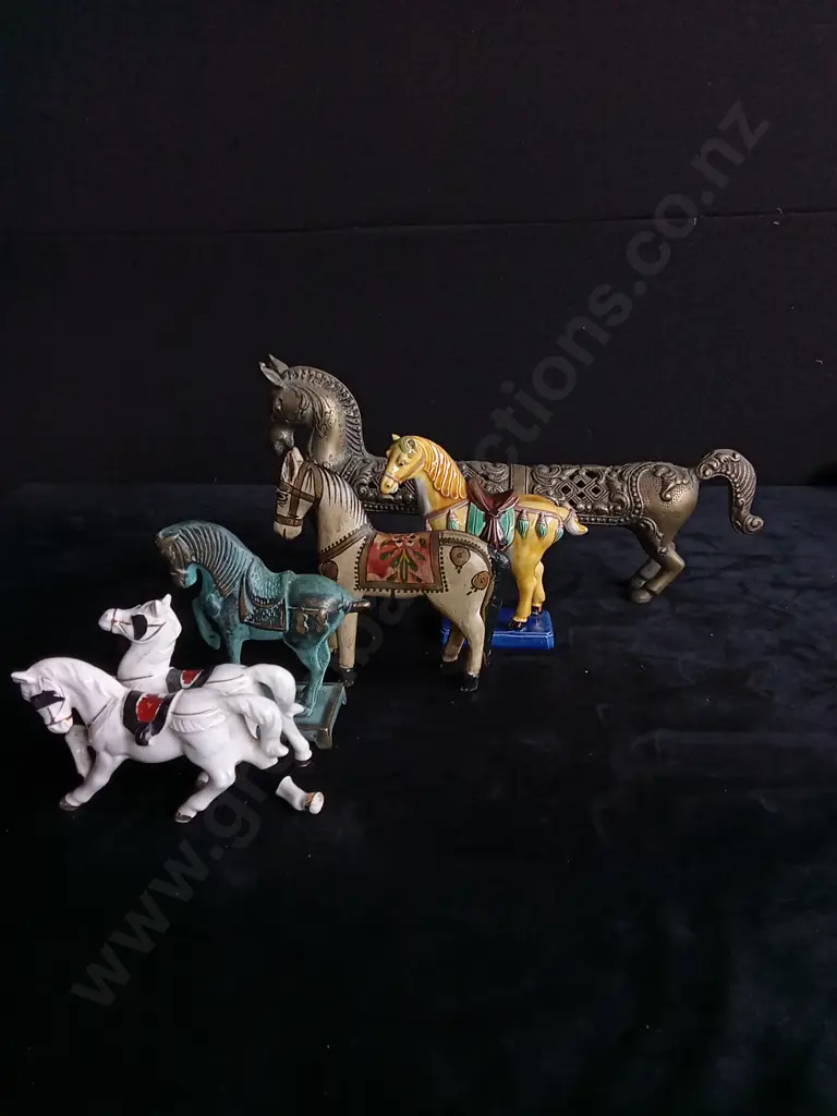 5 HORSE ORNAMENTS Image 1++