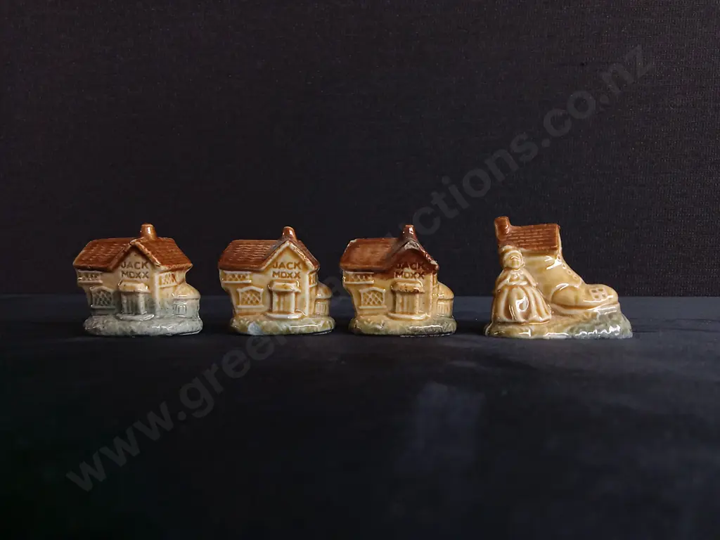 4 VINTAGE WADE WHIMSIES PORCELAIN FIGURES Image 1++