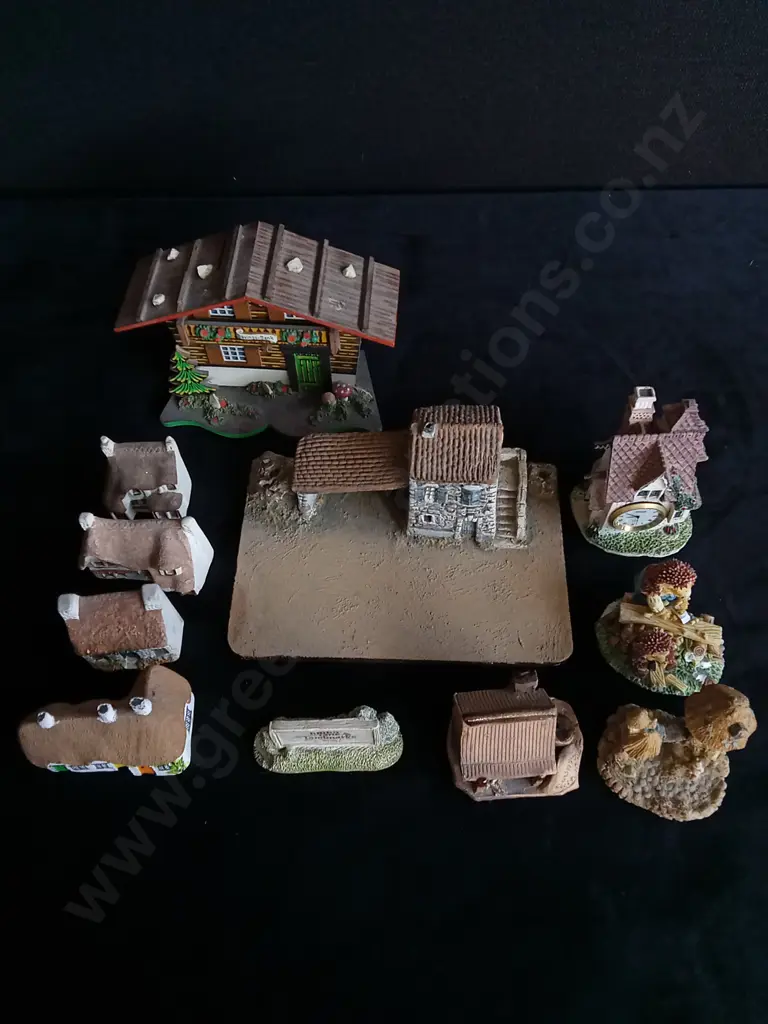 11 PIECE MINIATUERE HOUSE ORNAMENTS Image 1++