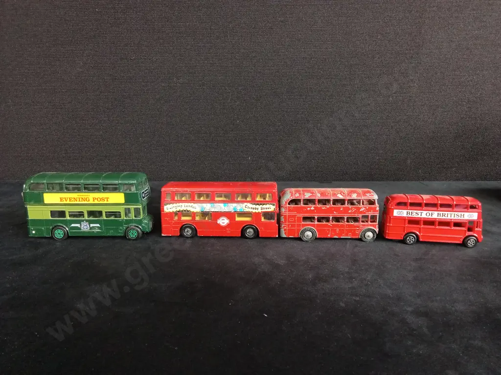 LONDON SIGN WITH 4 BUSES Image 1++