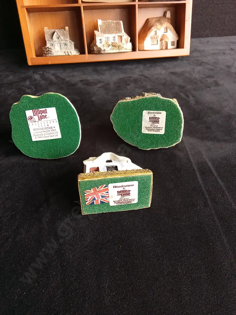 LILLIPUT LANE AND OTHER HOUSES IN WOODEN DISPLAY SHELF Image 1++