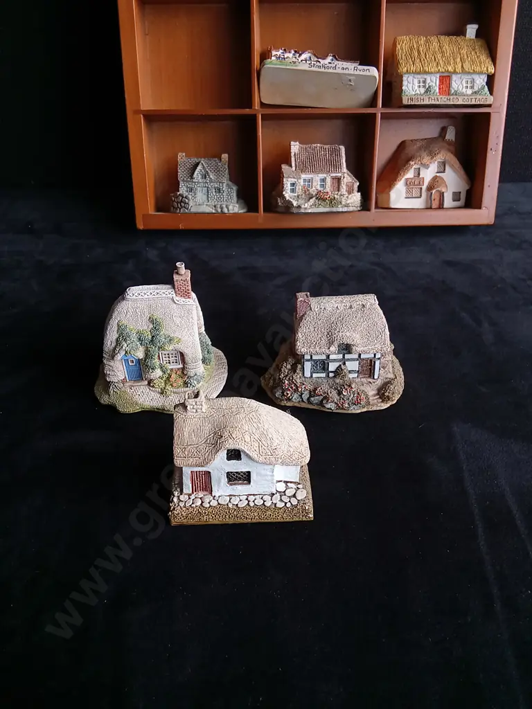LILLIPUT LANE AND OTHER HOUSES IN WOODEN DISPLAY SHELF Image 1++