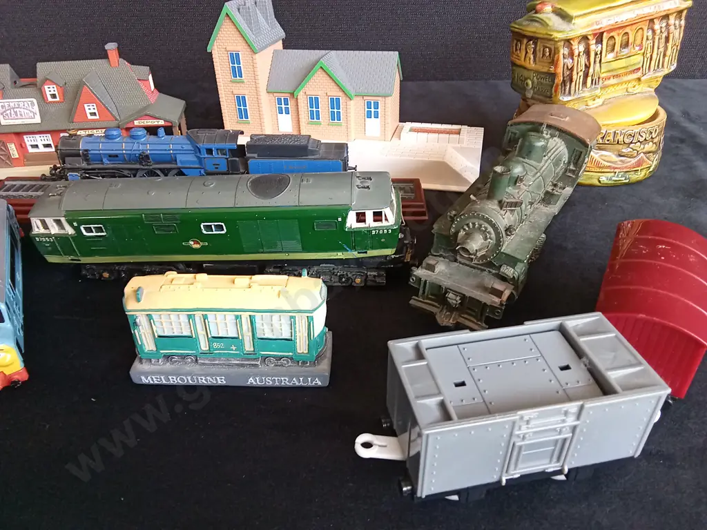 COLLECTABLE TRAINS INC 3X ERTL THOMAS TANK ENGINE MODELS, 1X HORNBY MODEL, MUSICAL SAN FRANCISCO TRAM & MODEL BUILDINGS Image 1++