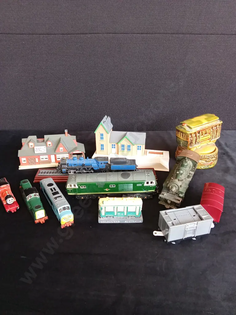 COLLECTABLE TRAINS INC 3X ERTL THOMAS TANK ENGINE MODELS, 1X HORNBY MODEL, MUSICAL SAN FRANCISCO TRAM & MODEL BUILDINGS Image 1++