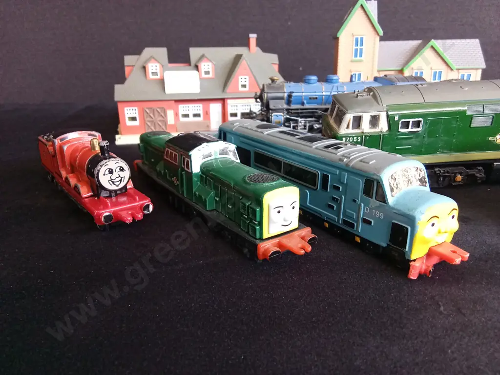 COLLECTABLE TRAINS INC 3X ERTL THOMAS TANK ENGINE MODELS, 1X HORNBY MODEL, MUSICAL SAN FRANCISCO TRAM & MODEL BUILDINGS Image 1++