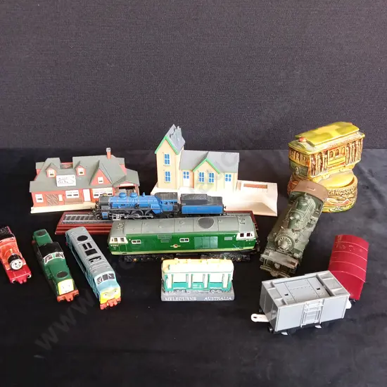 COLLECTABLE TRAINS INC 3X ERTL THOMAS TANK ENGINE MODELS, 1X HORNBY MODEL, MUSICAL SAN FRANCISCO TRAM & MODEL BUILDINGS