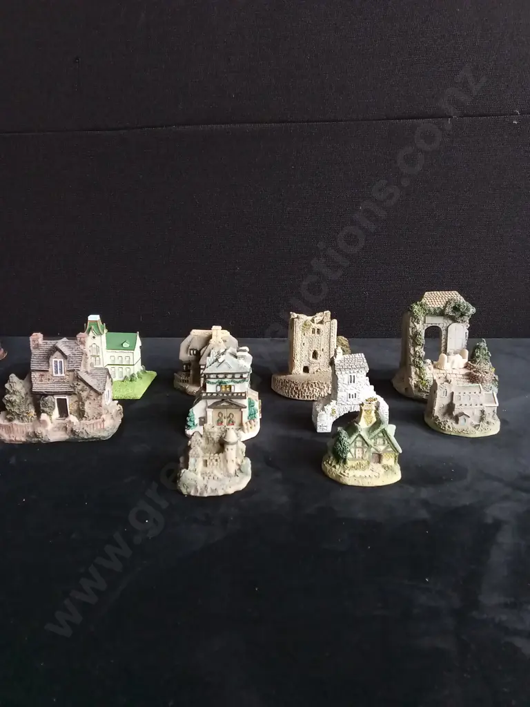 10 VINTAGE MINIATURE HOUSES Image 1++