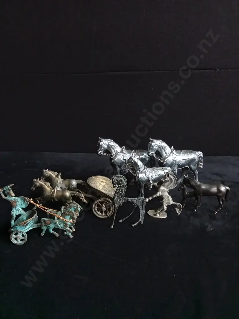 8 METAL HORSE ORNAMENTS Image 1++
