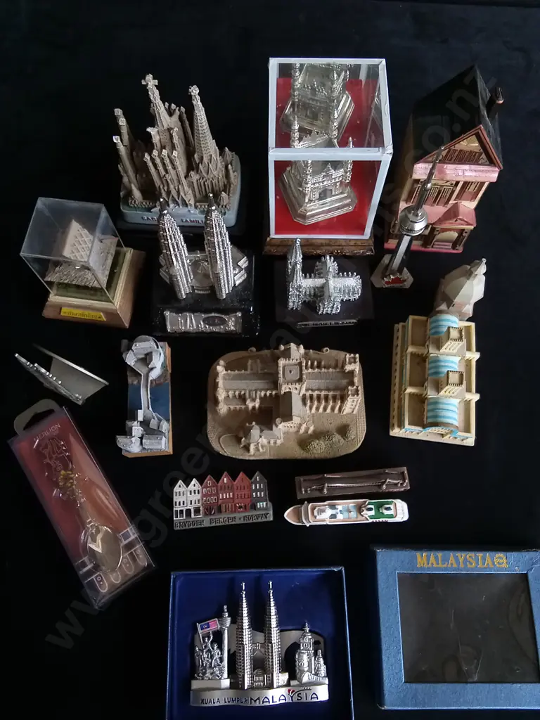 17 PIECE TRAVEL SOUVENIRS Image 1++