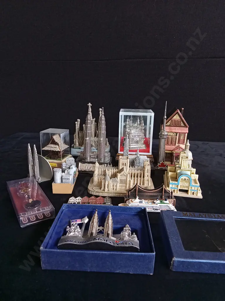 17 PIECE TRAVEL SOUVENIRS Image 1++