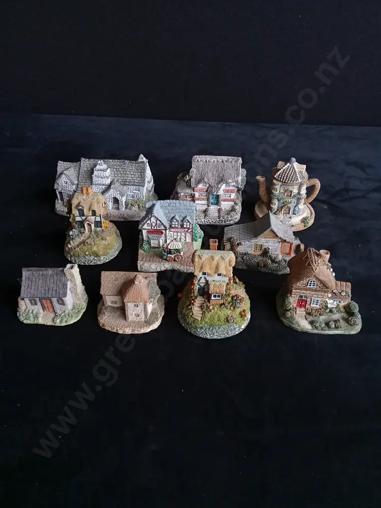 10 DECORATIVE HOUSE ORNAMENTS INCLUDING 2 MUSICAL HOUSES Image 1++