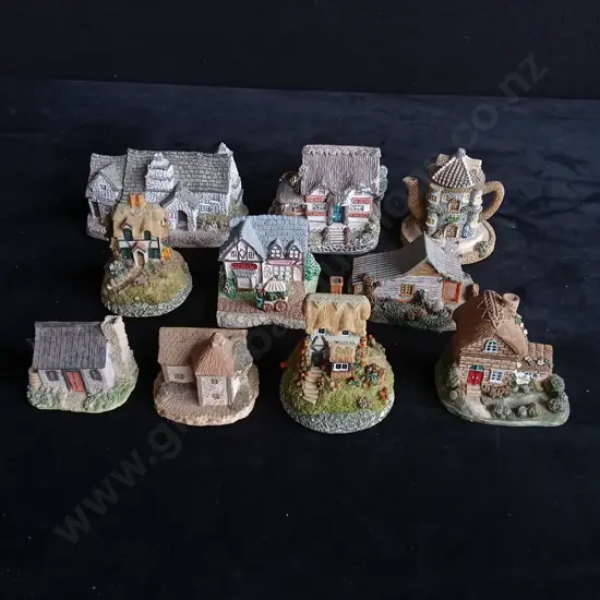 10 DECORATIVE HOUSE ORNAMENTS INCLUDING 2 MUSICAL HOUSES