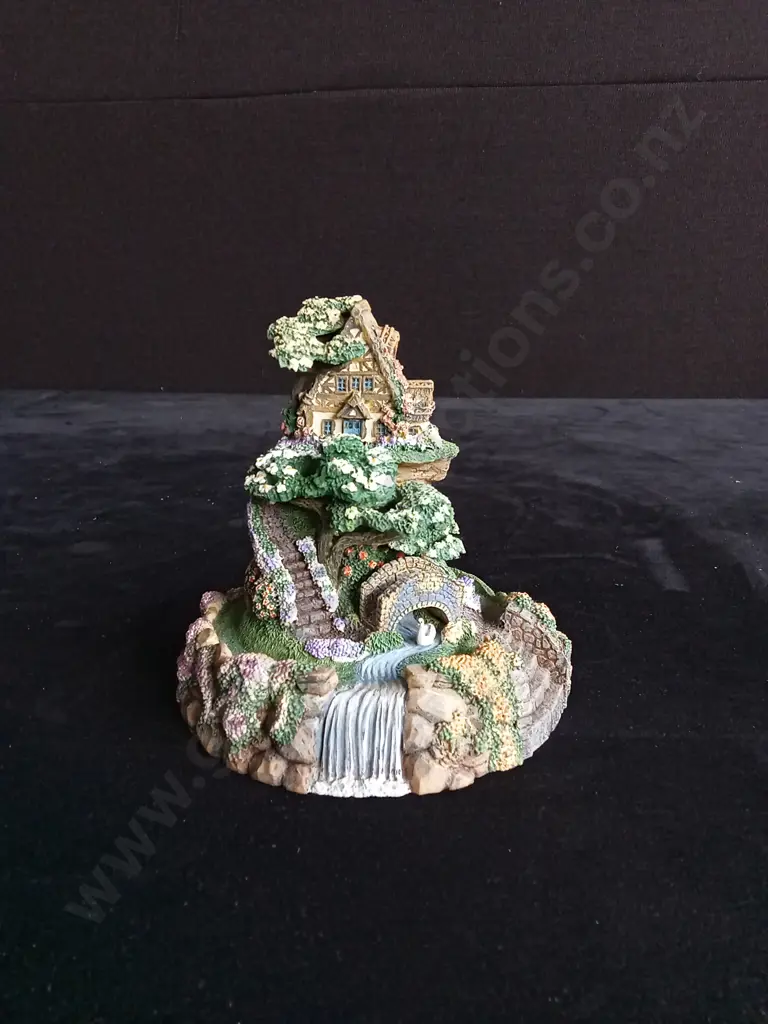 THE BRADFORD EXCHANGE COBBLESTONE BRIDGE COTTAGE / HOUSE IN GLASS DOME Image 1++