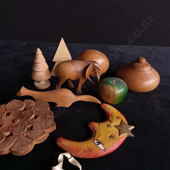 9 PIECE WOODEN DECOR