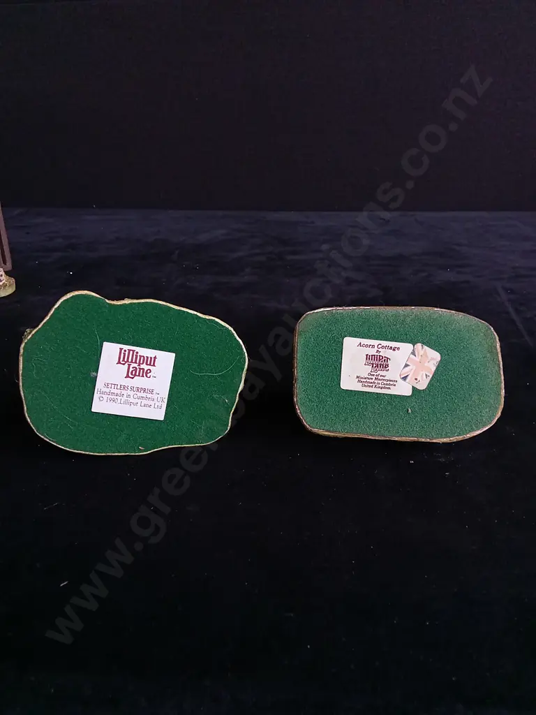 11 PIECE DECORATIVE HOUSES AND DISPLAY CASE Image 1++