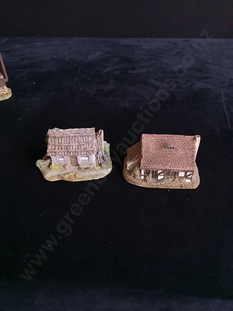 11 PIECE DECORATIVE HOUSES AND DISPLAY CASE Image 1++