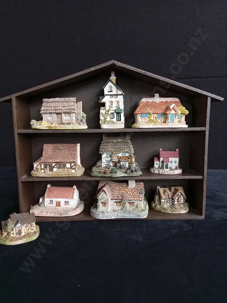 11 PIECE DECORATIVE HOUSES AND DISPLAY CASE Image 1++