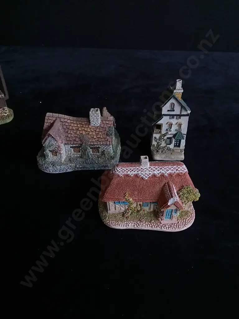 11 PIECE DECORATIVE HOUSES AND DISPLAY CASE Image 1++