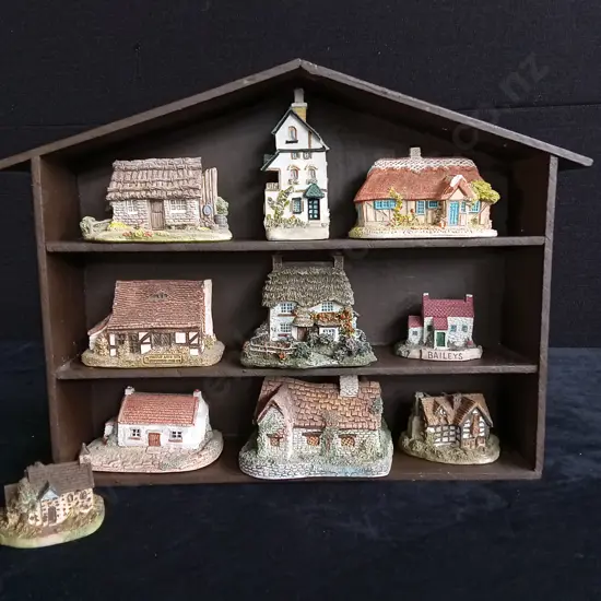 11 PIECE DECORATIVE HOUSES AND DISPLAY CASE