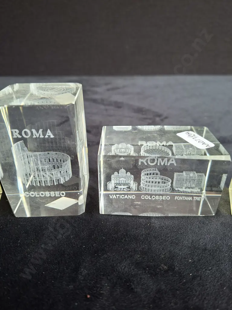 5 PIECES GLASS TRAVEL MEMORABILIA AND CASE Image 1++