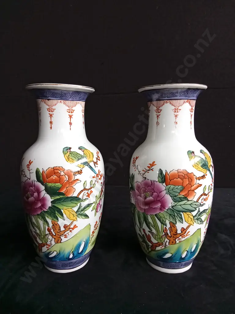 2 VINTAGE CHINESE PORCELAIN VASES H 26 CM Image 1++